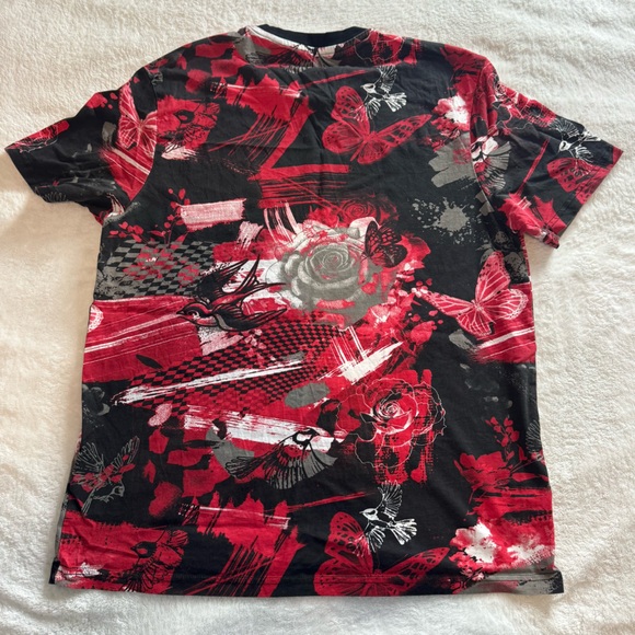 GUESS men’s graphic print t-shirt in black and red. - Picture 3 of 3